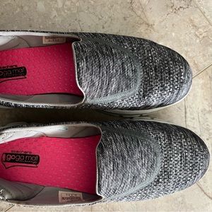 Size: 9.5 | 2 pair of Skechers